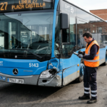 Mecánico evaluando daños de un autobús siniestrado antes de su reparación en CRAU